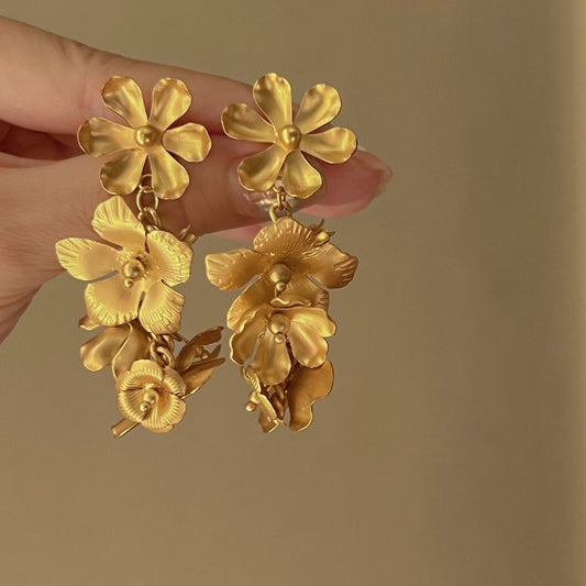 Charming Gold Earring for Any Occasion