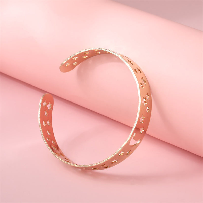 Romantic Gold Bracelet for Special Moments