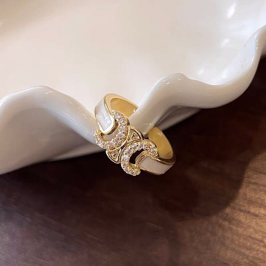 Classic Gold Ring with Timeless Appeal