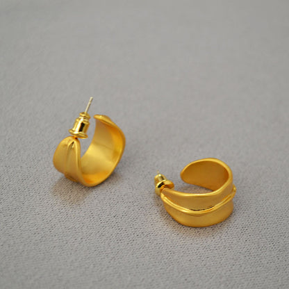 Classic Gold Earring with Timeless Appeal