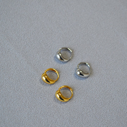 Classic Gold Earring with Timeless Appeal