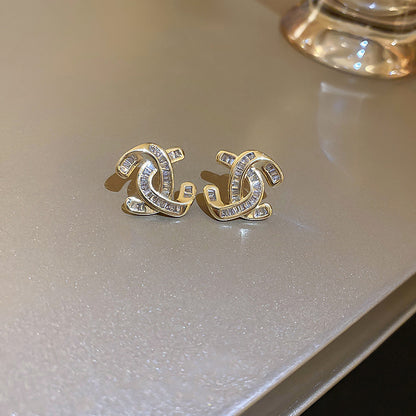 Charming Gold Earring for Any Occasion