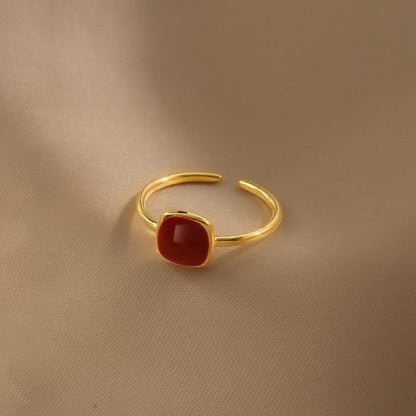 Classic Gold Ring with Timeless Appeal
