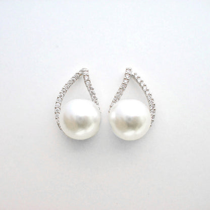 Beautiful Pearl Earring with Unique Style