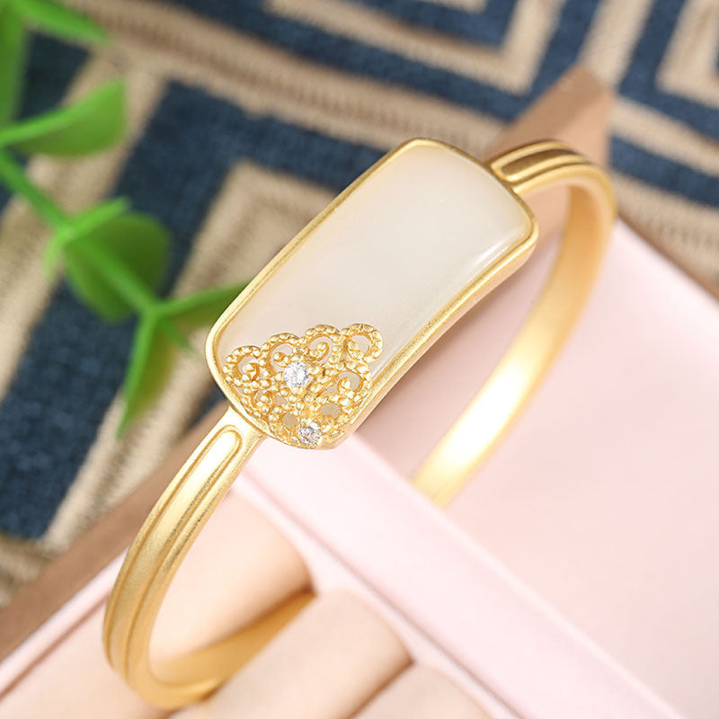 Romantic Gold Bracelet for Special Moments