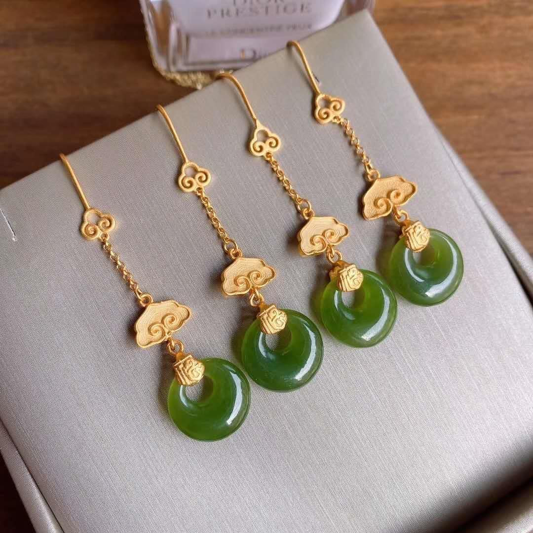 Romantic Silver Earring for Special Moments