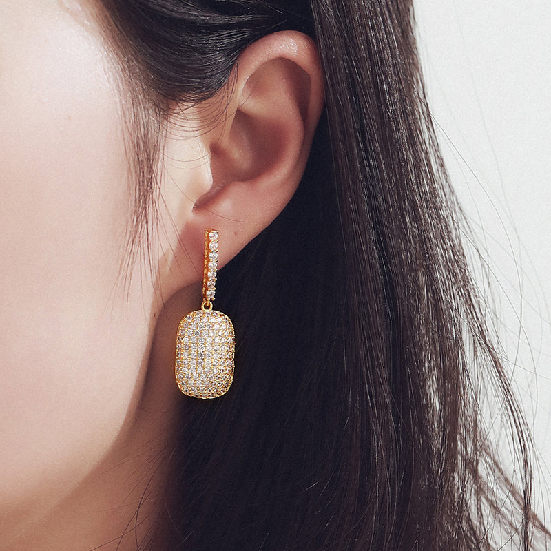 Classic Gold Earring with Timeless Appeal
