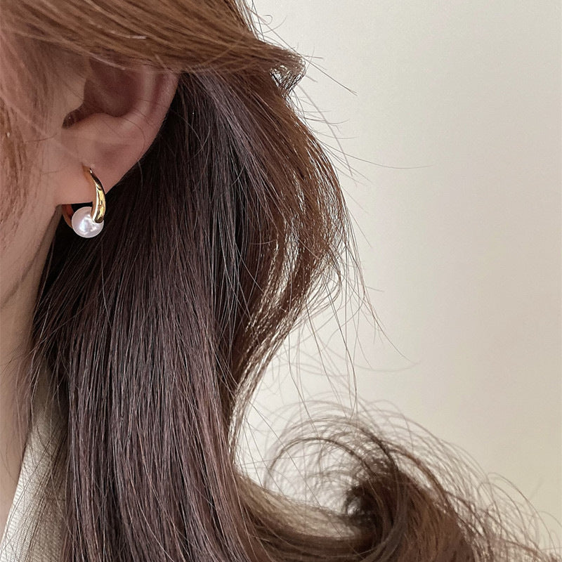 Charming Gold Earring for Any Occasion