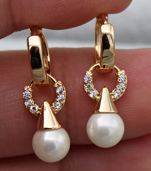 Charming Gold Earring for Any Occasion