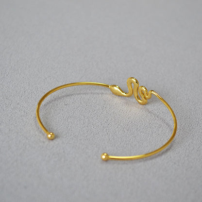 Romantic Gold Bracelet for Special Moments