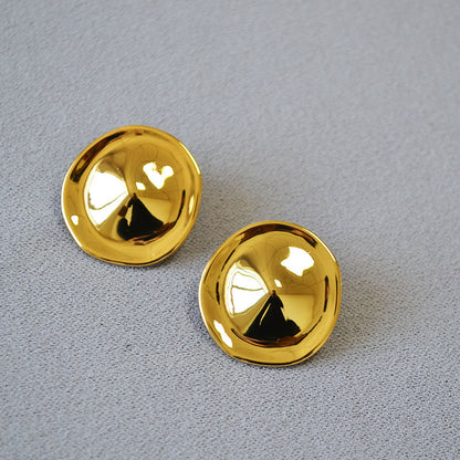 Classic Gold Earring with Timeless Appeal