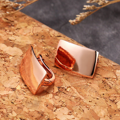 Classic Gold Earring with Timeless Appeal