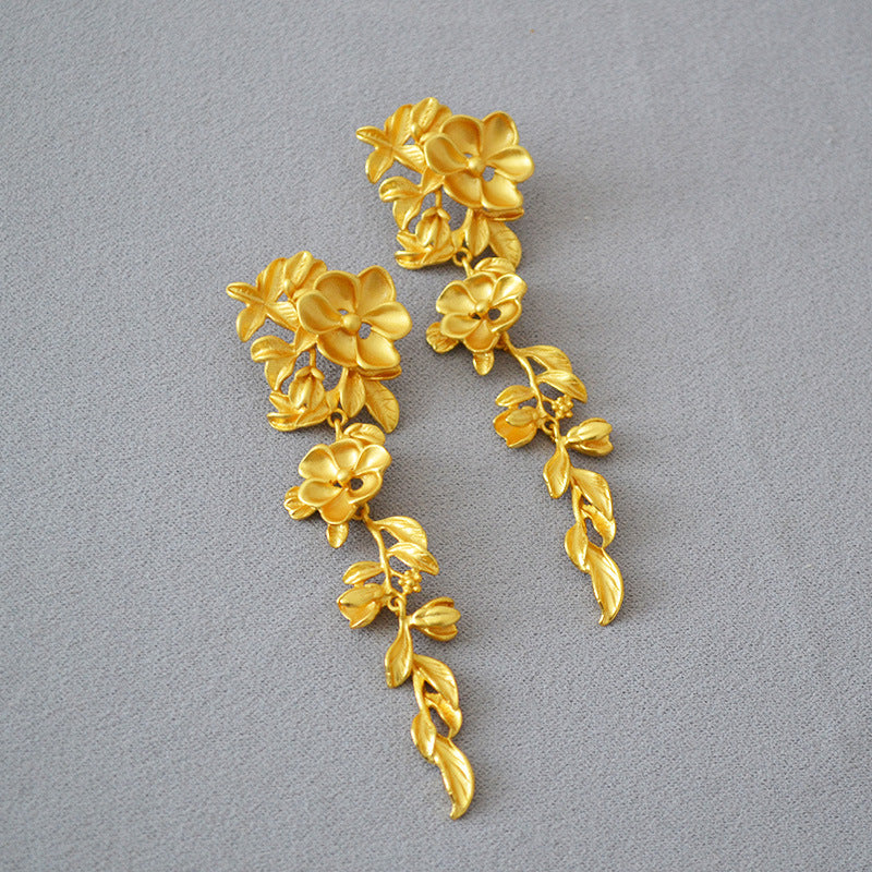 Classic Gold Earring with Timeless Appeal
