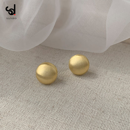 Classic Gold Earring with Timeless Appeal