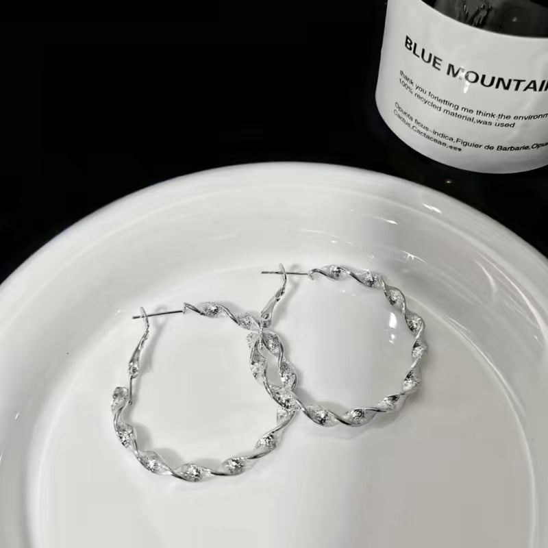 Romantic Gold Earring for Special Moments
