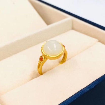 Classic Gold Ring with Timeless Appeal