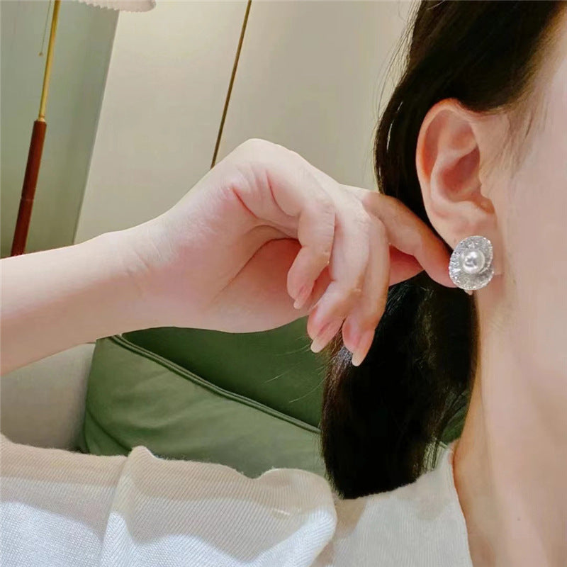 Classic Pearl Earring with Timeless Appeal