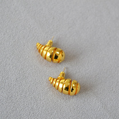Charming Gold Earring for Any Occasion