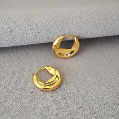 Classic Gold Earring with Timeless Appeal