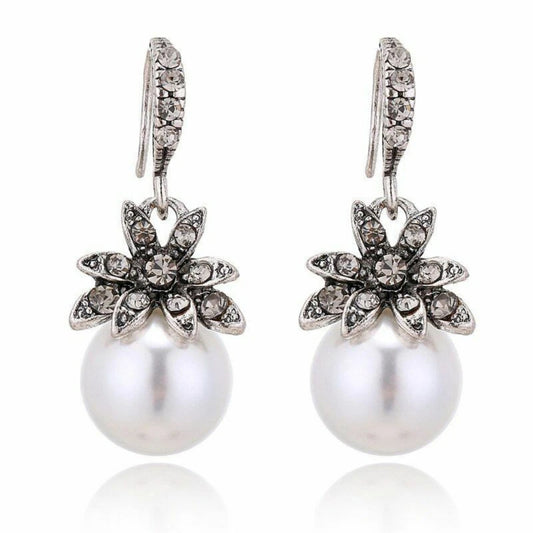 Classic Pearl Earring with Timeless Appeal
