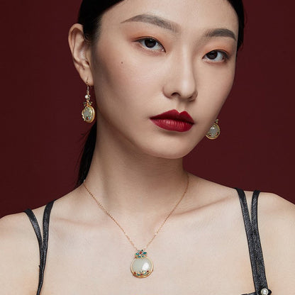 Classic Silver Necklace with Timeless Appeal