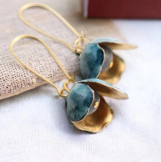 Classic Gold Earring with Timeless Appeal