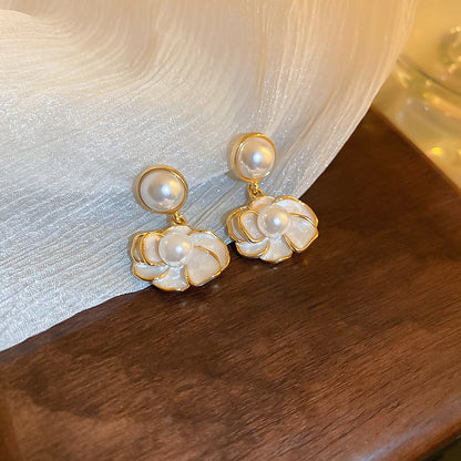 Classic Pearl Earring with Timeless Appeal