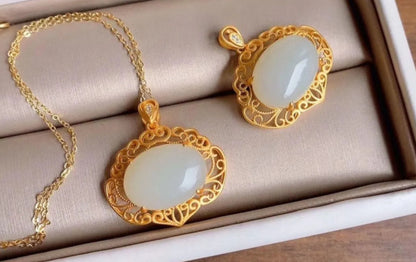 Classic Silver Pendant with Timeless Appeal