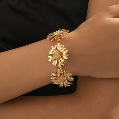 Romantic Gold Bracelet for Special Moments