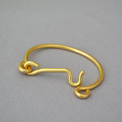 Classic Gold Bracelet with Timeless Appeal