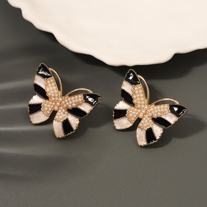 Classic Pearl Earring with Timeless Appeal