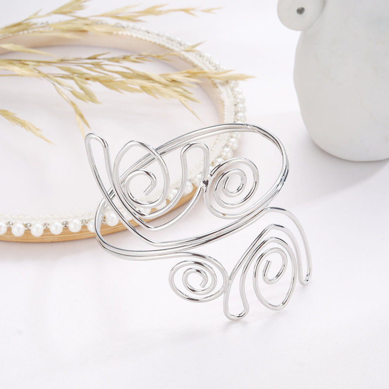 Romantic Gold Bracelet for Special Moments
