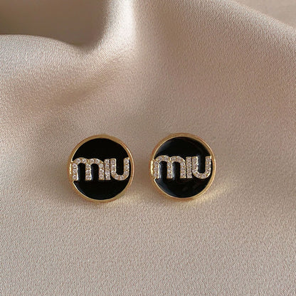 Charming Earring for Any Occasion