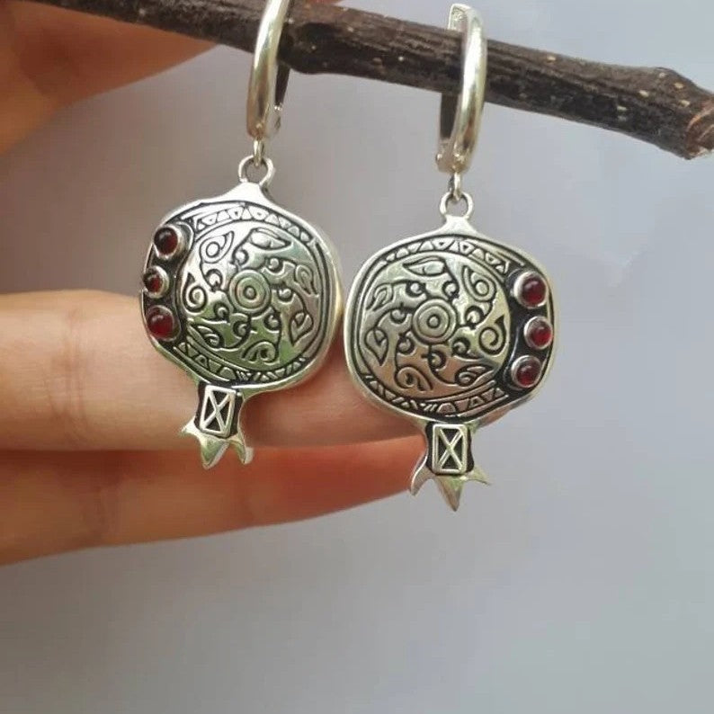 Classic Gold Earring with Timeless Appeal