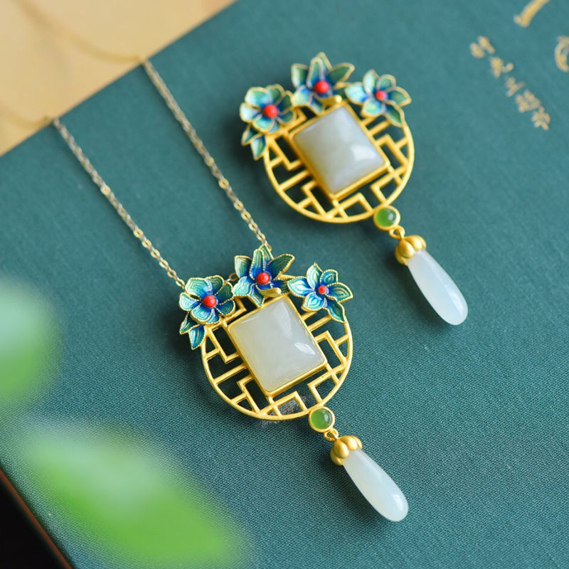 Beautiful Gold Necklace with Unique Style
