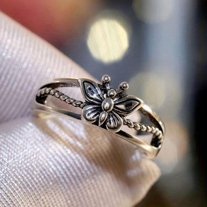 Classic Silver Ring with Timeless Appeal