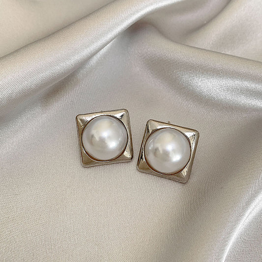 Romantic Pearl Earring for Special Moments
