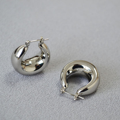 Classic Gold Earring with Timeless Appeal