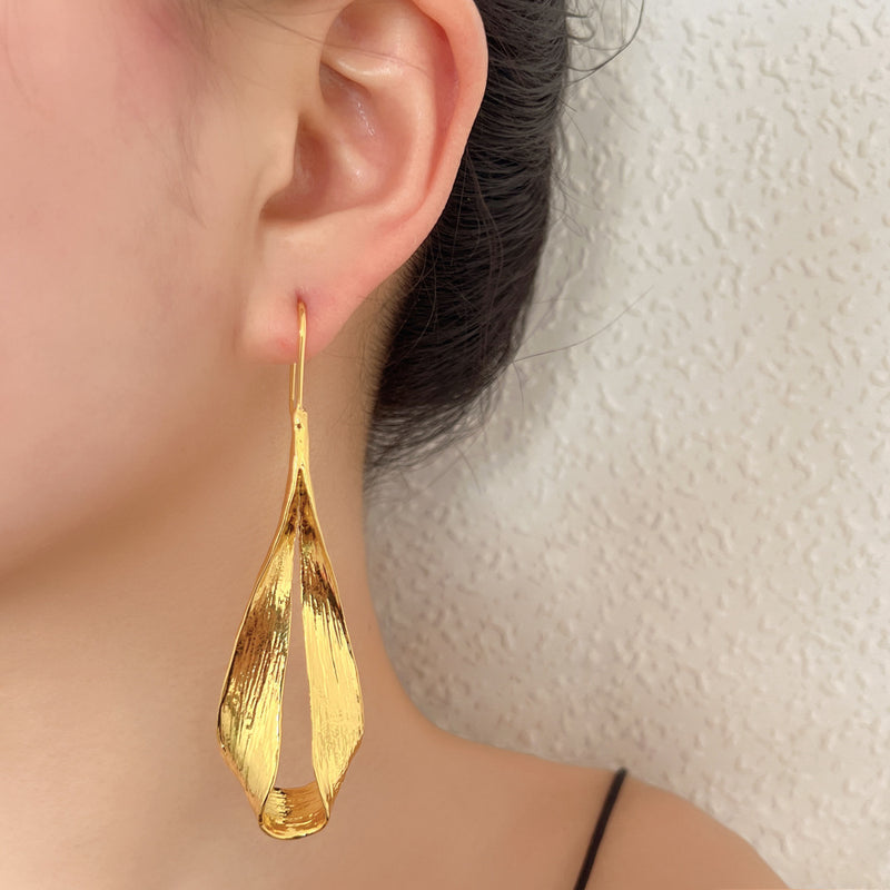 Romantic Gold Earring for Special Moments