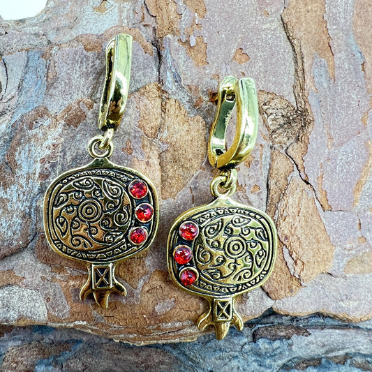 Classic Gold Earring with Timeless Appeal