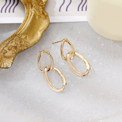 Classic Gold Earring with Timeless Appeal