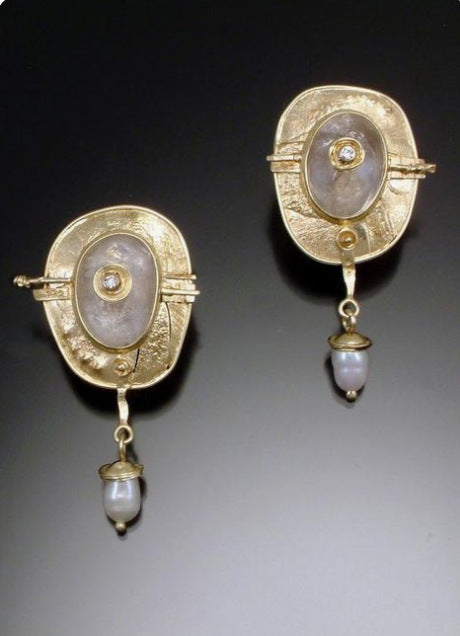 Classic Gold Earring with Timeless Appeal