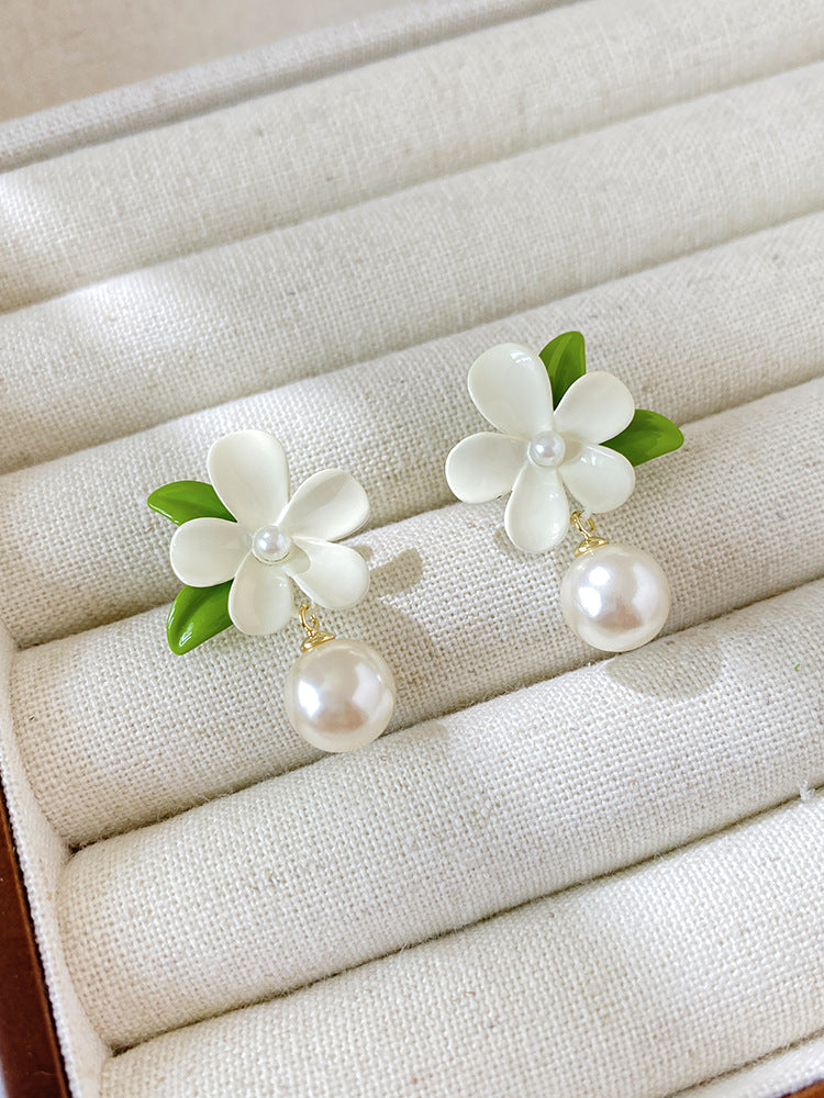 Charming Pearl Earring for Any Occasion