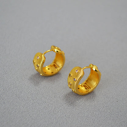 Charming Gold Earring for Any Occasion