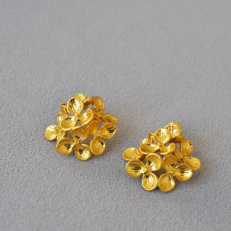 Classic Gold Earring with Timeless Appeal