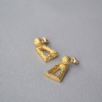 Elegant Gold Earring for Every Occasion