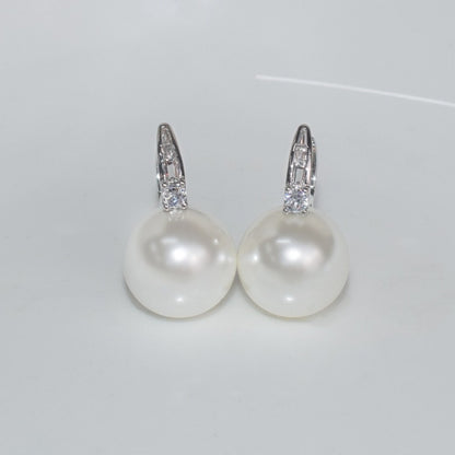 Beautiful Gold Earring with Unique Style