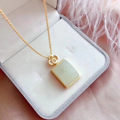 Classic Silver Necklace with Timeless Appeal