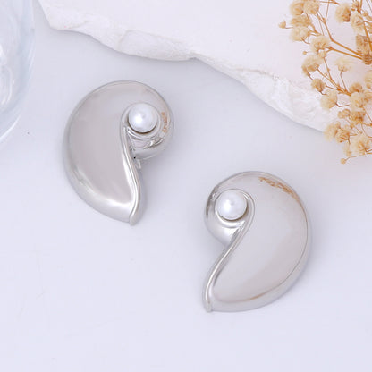Classic Pearl Earring with Timeless Appeal