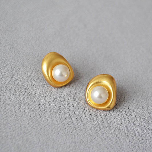 Charming Gold Earring for Any Occasion